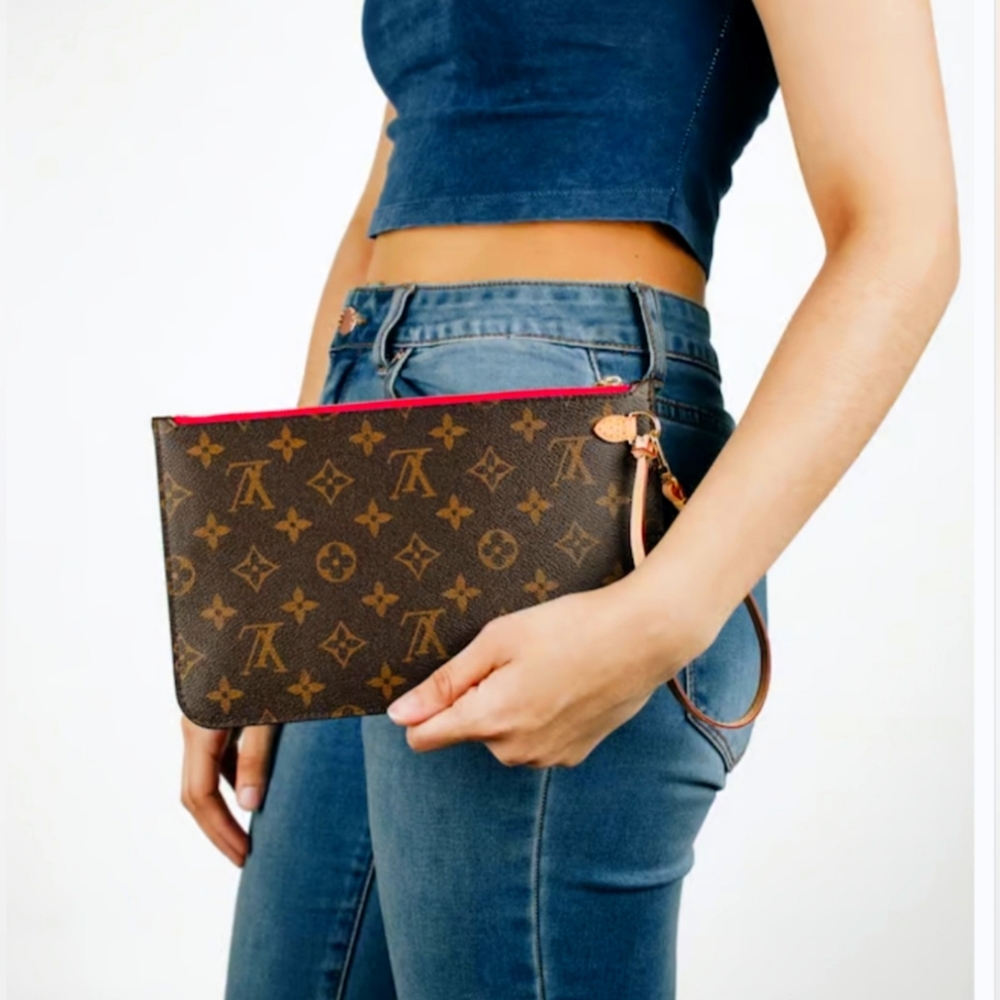 Louis Vuitton Wristlet 👝 🔥BRAND NEW CONDITION 🔥
